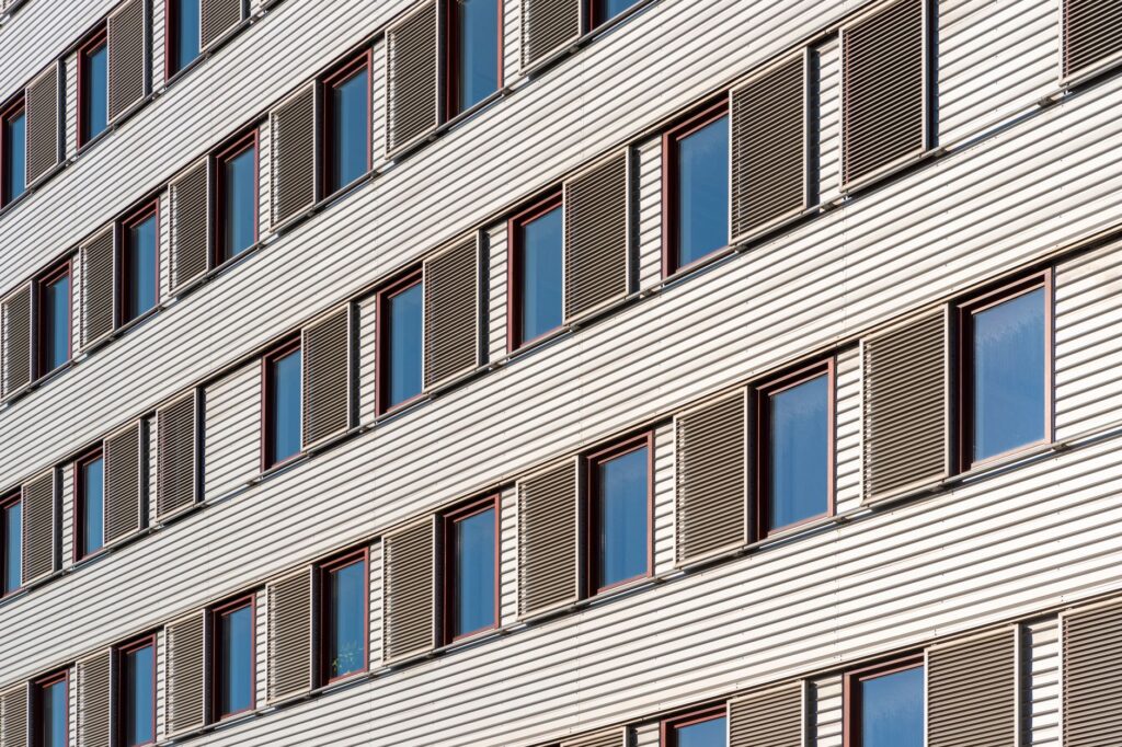 窓とよろい戸が規則正しく並ぶ建物の外壁