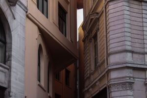 歴史ある建物が両側に並ぶ細い路地