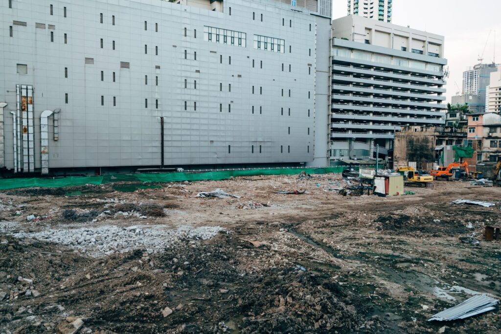 都市のビルに囲まれた解体工事の現場と重機