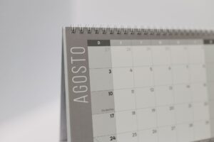 8月のページを開いた卓上カレンダー
