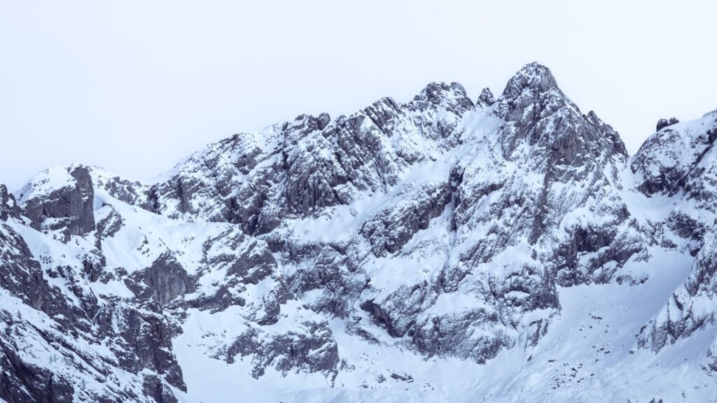 雪をかぶった険しい岩山の斜面