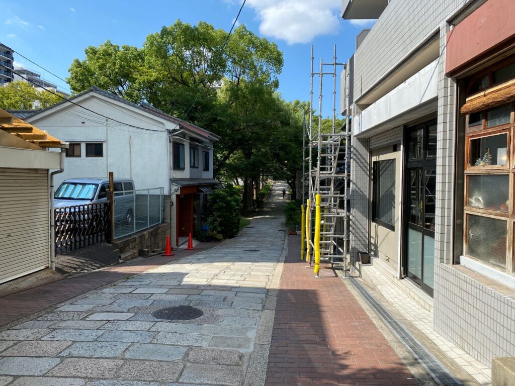 住宅地の静かな路地と足場