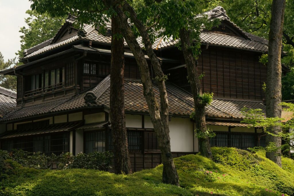 緑に囲まれた木造の日本家屋