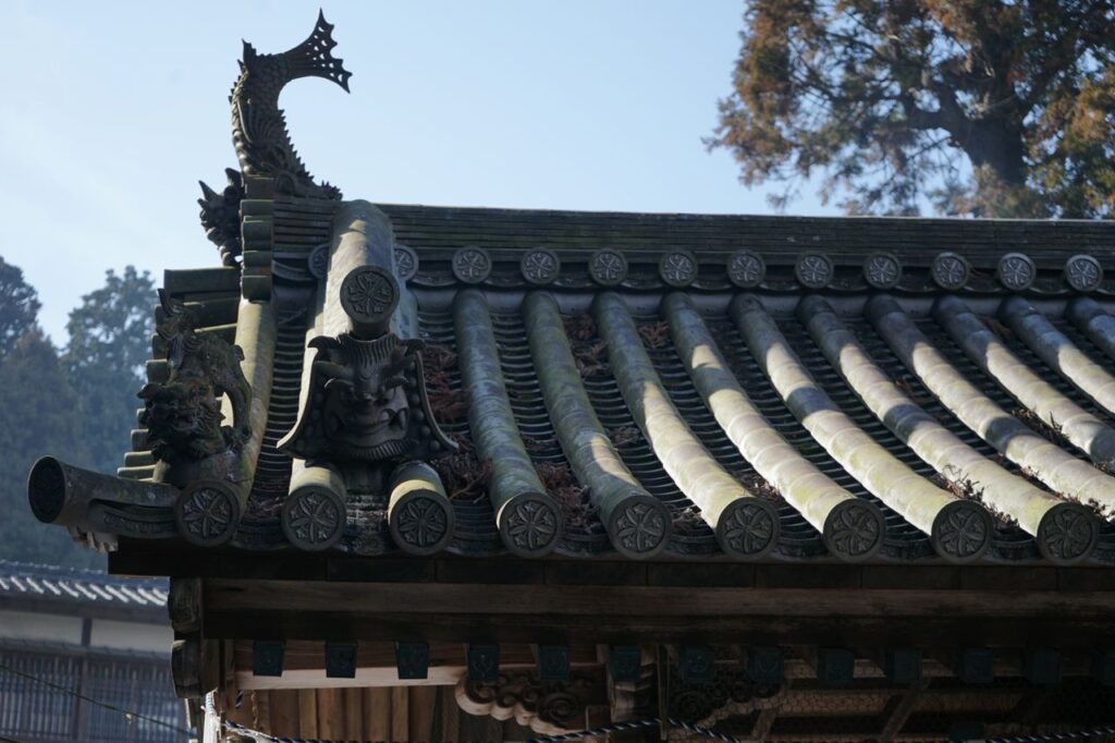 鬼瓦と丸瓦が並ぶ寺の屋根