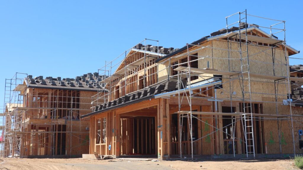 足場を組んで建てている木造の住宅