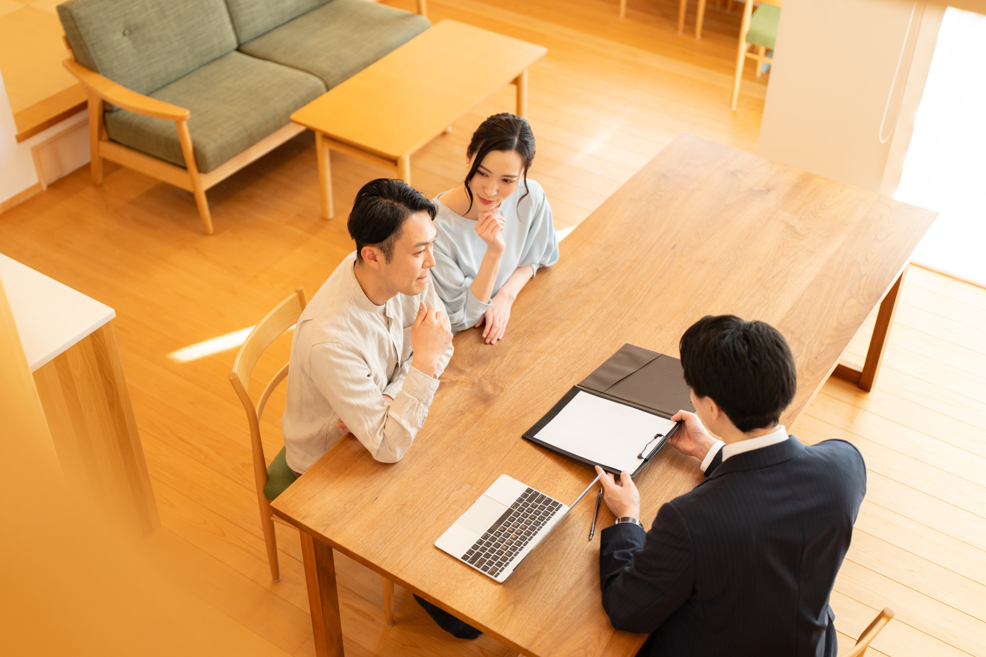 住まいの夫婦が担当者とリフォームを相談する様子