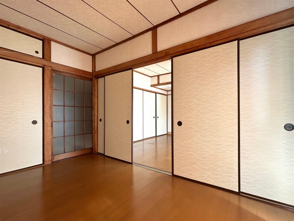 板の床の部屋に並ぶふすまの引き戸
