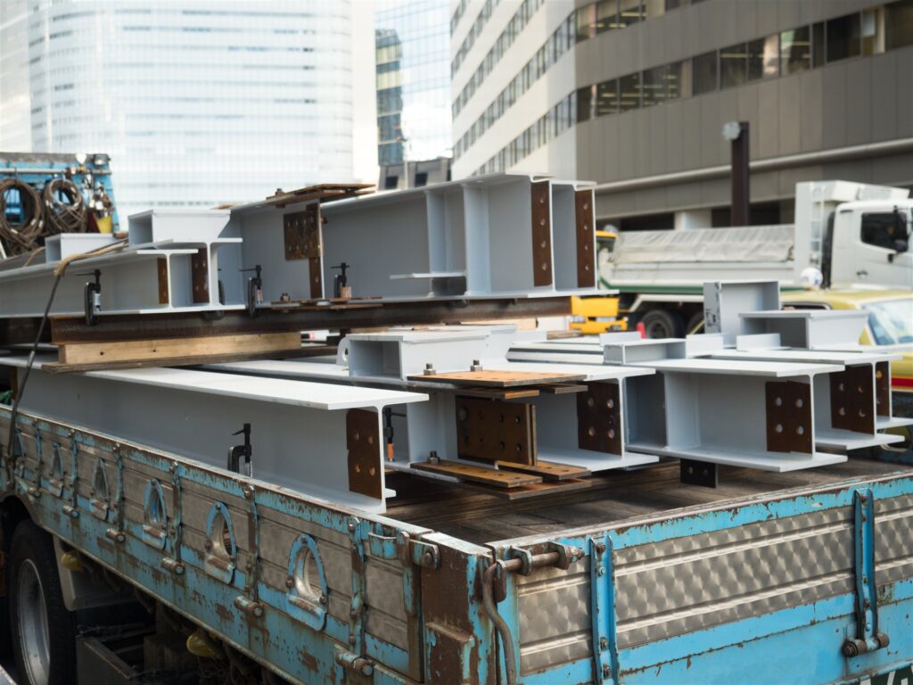 トラックの荷台に積まれた鉄骨の梁
