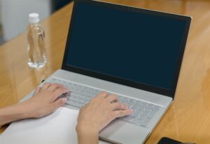 ノートパソコンに向かう人の手元