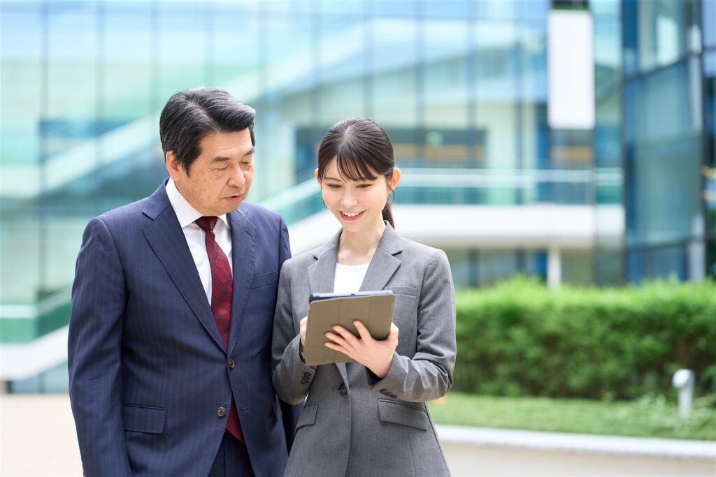 タブレットを一緒に見る年配の男性と女性