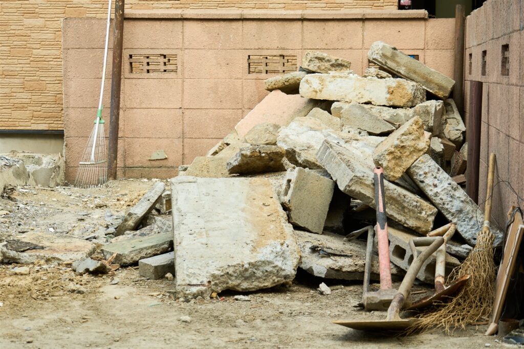 住宅の敷地に積まれたブロック塀の瓦礫と道具