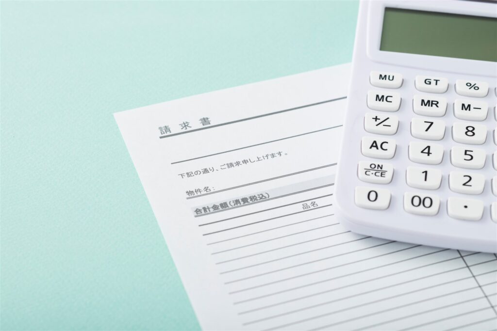 請求書の用紙と白い電卓