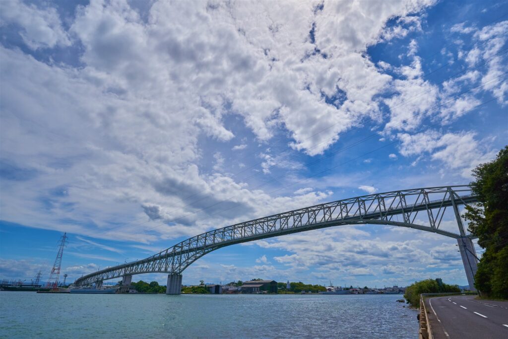 青空の下、海をまたぐ境水道大橋のトラスの全景