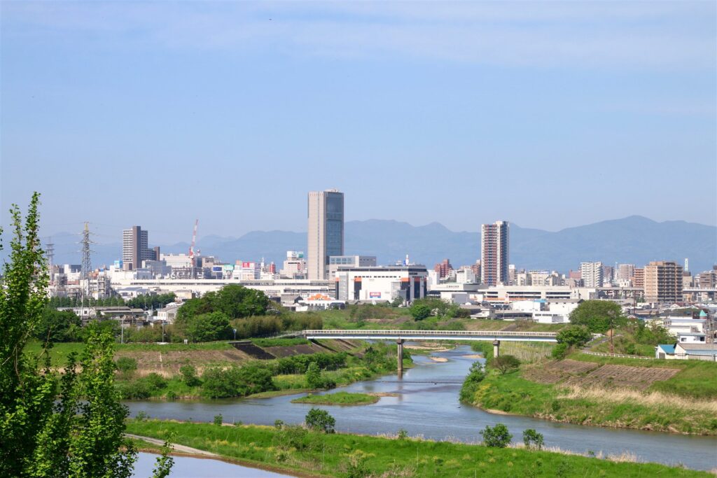川と緑の向こうに高い建物が並ぶ郡山市の街並み