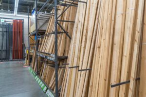 木材が立てて並ぶ建材の売り場