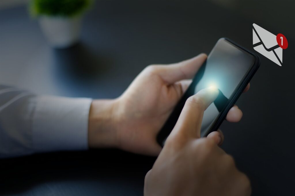 スマホの通知を見る人の手元