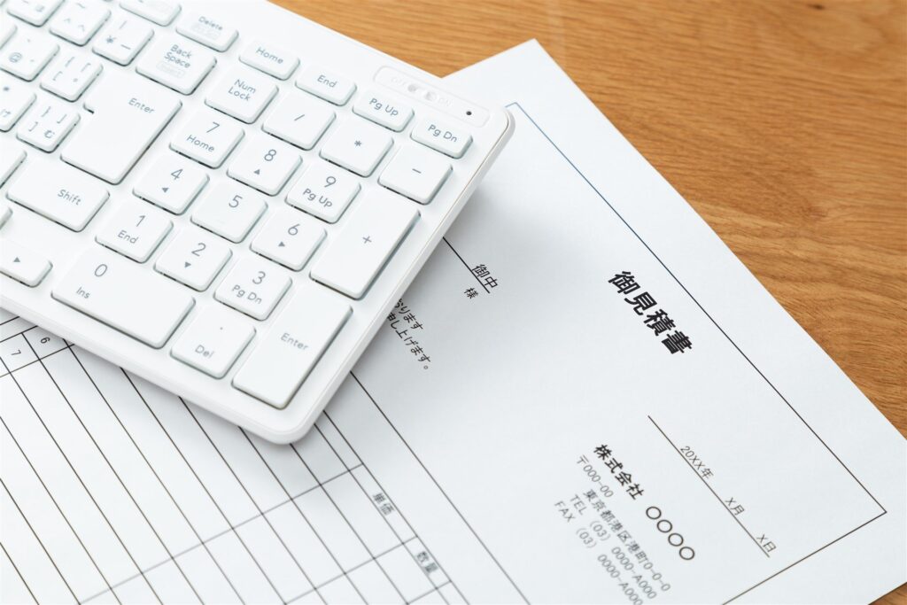 机に置いた見積書とキーボード