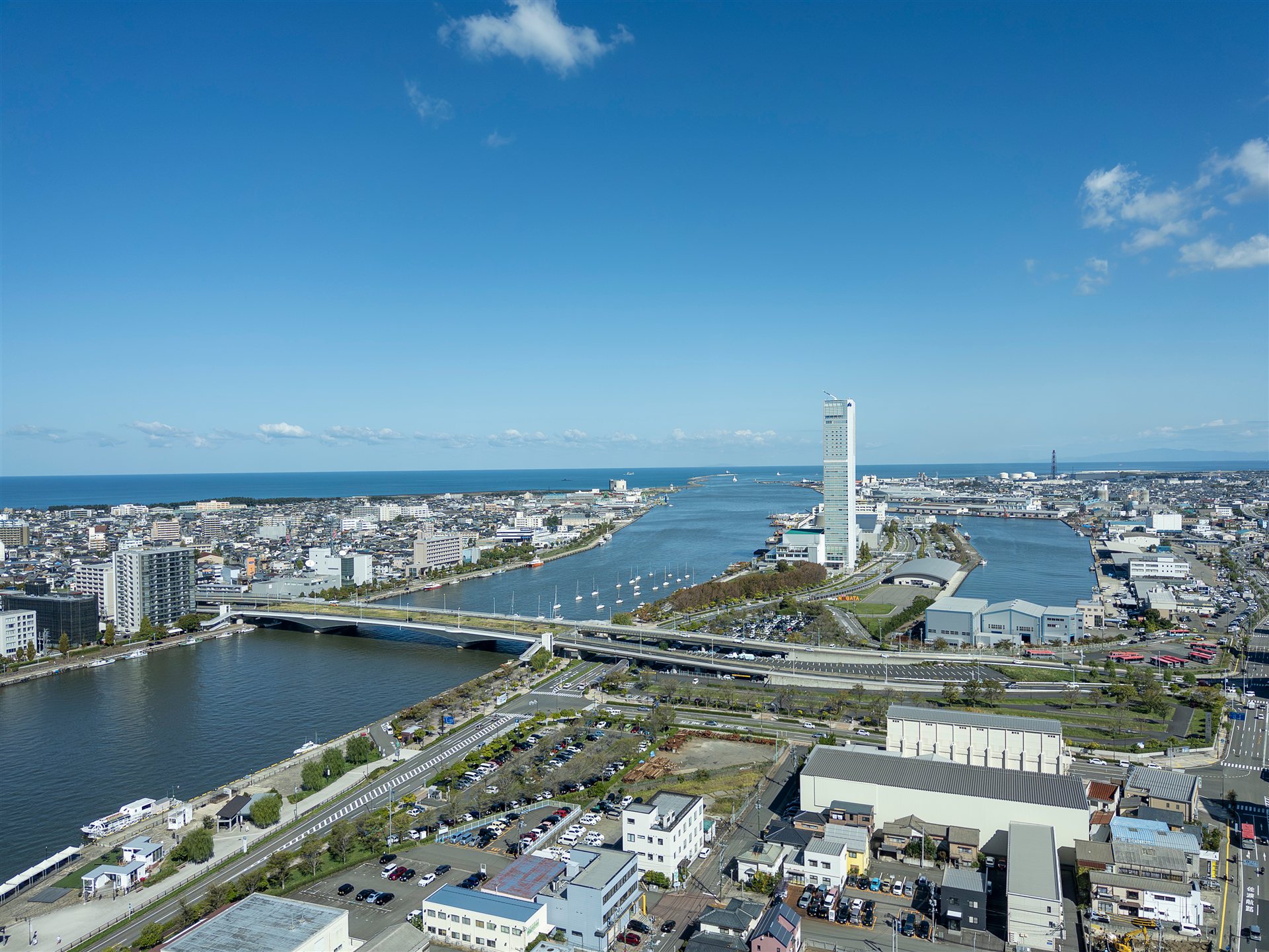 新潟市の信濃川と港の眺め