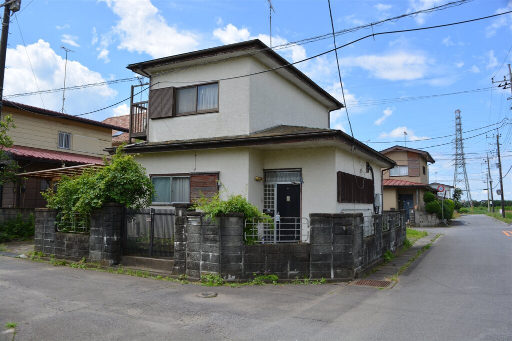 空き家になった日本の2階建ての住宅と道路