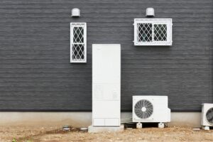 家の外壁の前のエコキュートと室外機