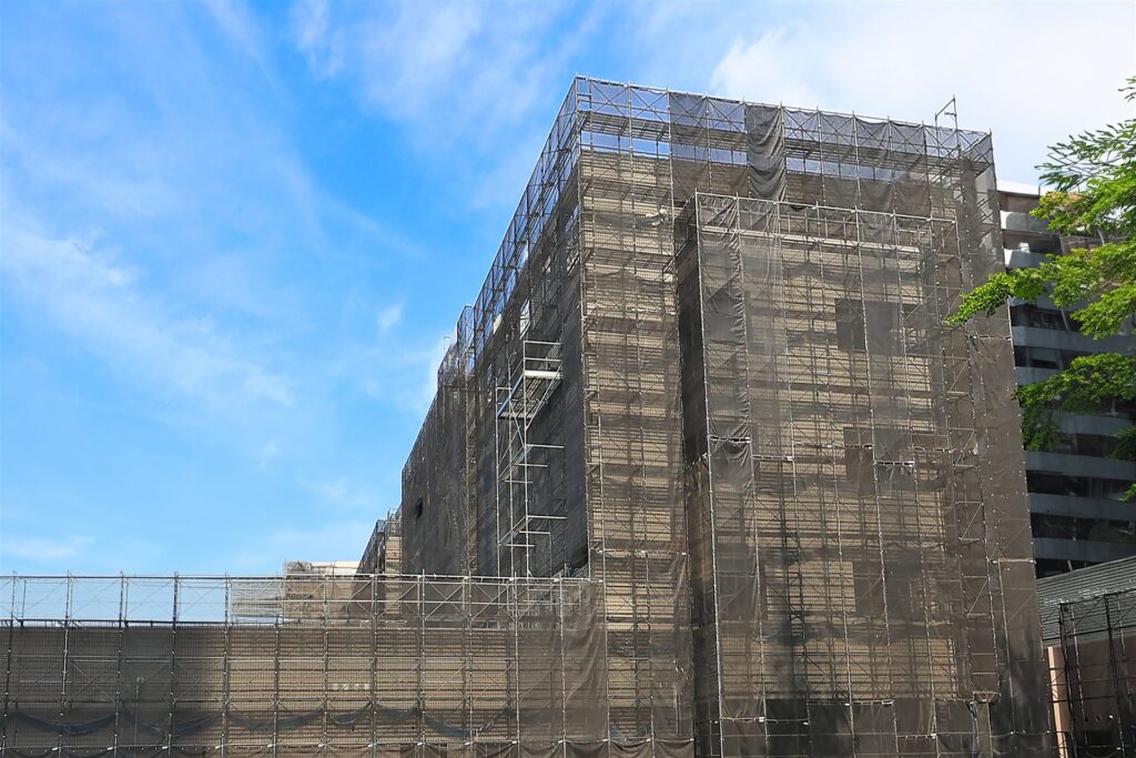 ネットで覆われた大規模修繕中の建物