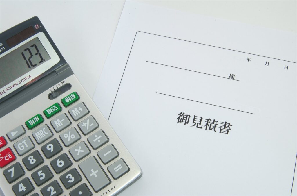 御見積書と電卓が置かれた机